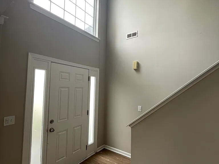 605 Holly Thorn Trce — Photo 8