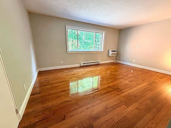 3rd image of 75 Nicholas Rd APT G