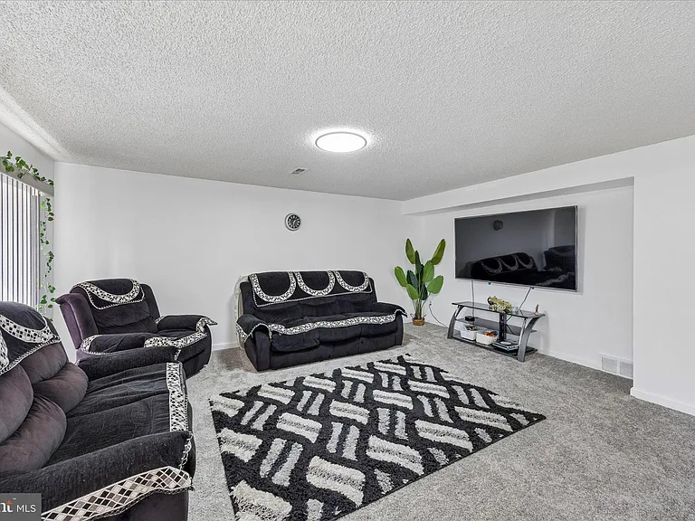 805 Selma St — Photo 11
