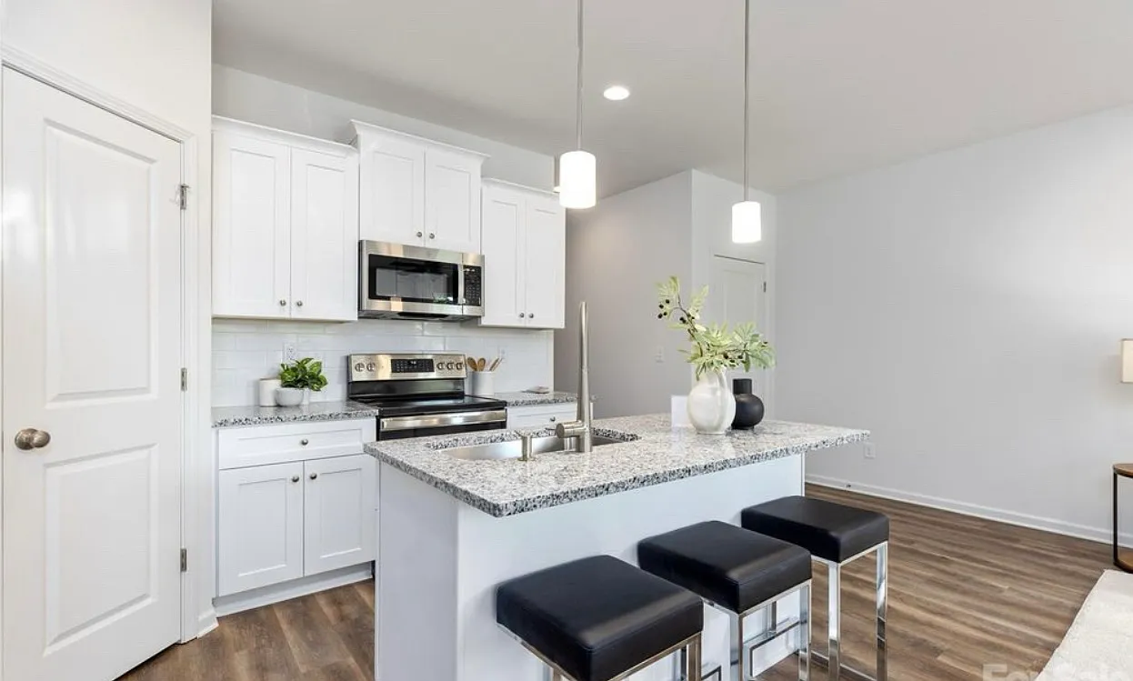 2637 Capitol Dr — Photo 4