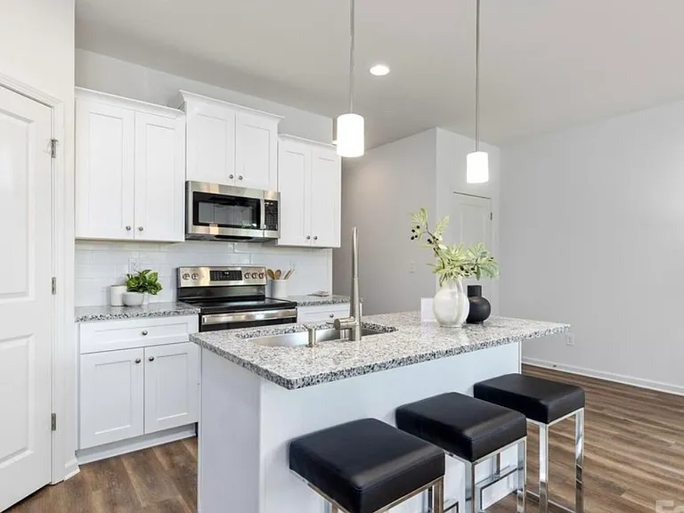 2633 Capitol Dr — Photo 2