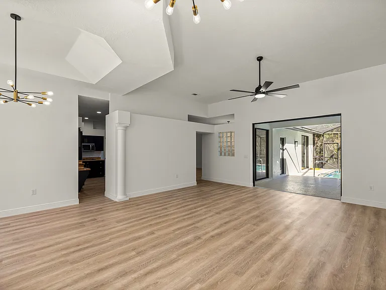 315 E Reehill St — Photo 11