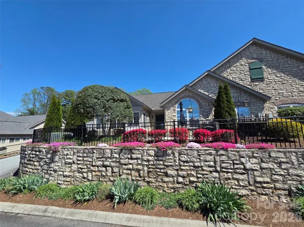 174 Summerfield Pl, Flat Rock, NC 28731