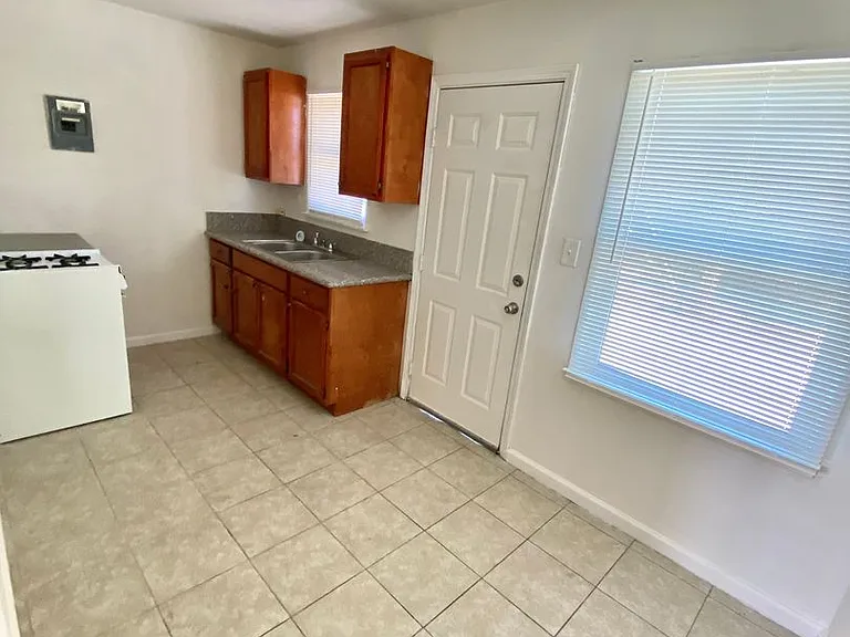 1319 Wilson Ave — Photo 7