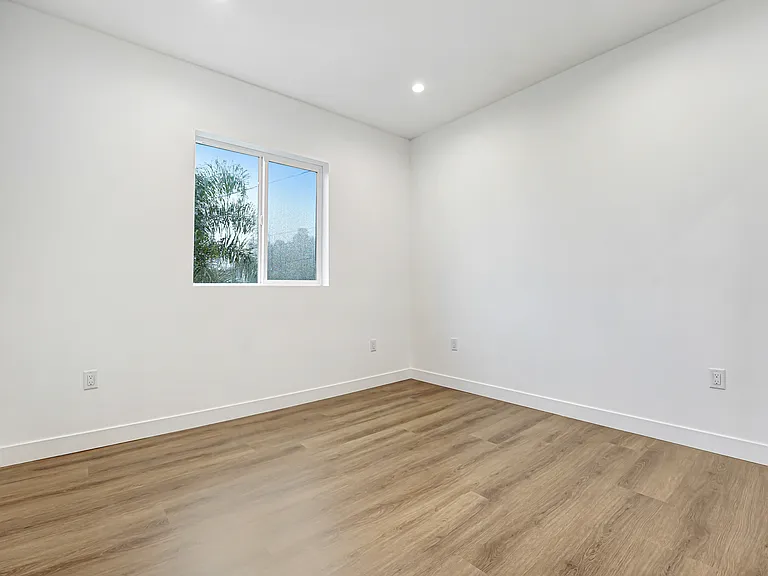 5346 1/2 Oakland St — Photo 9