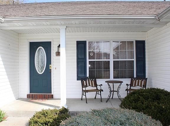 2nd image of 211 Pecan St