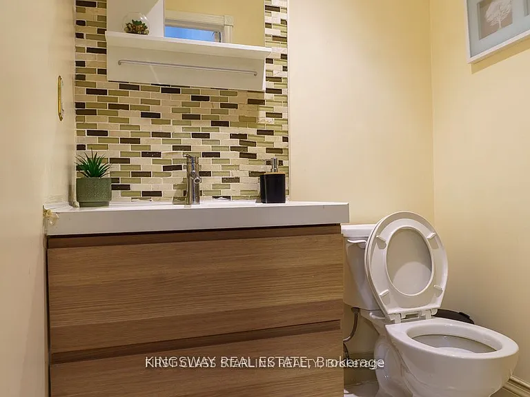 1048 Charminster Cres — Photo 22