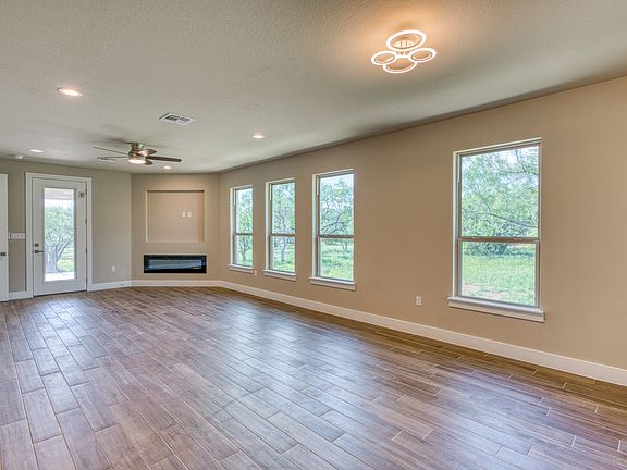 5th image of 3217 Douglas Dr