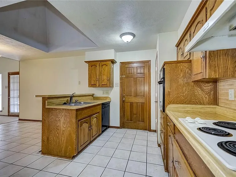 1104 Wimbledon Ln — Photo 6