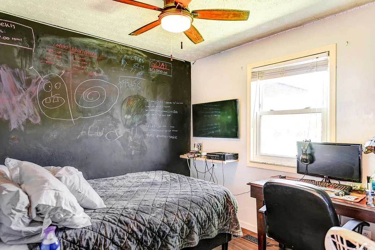 3 bed, 984 sqft, $1,988 — Photo 1
