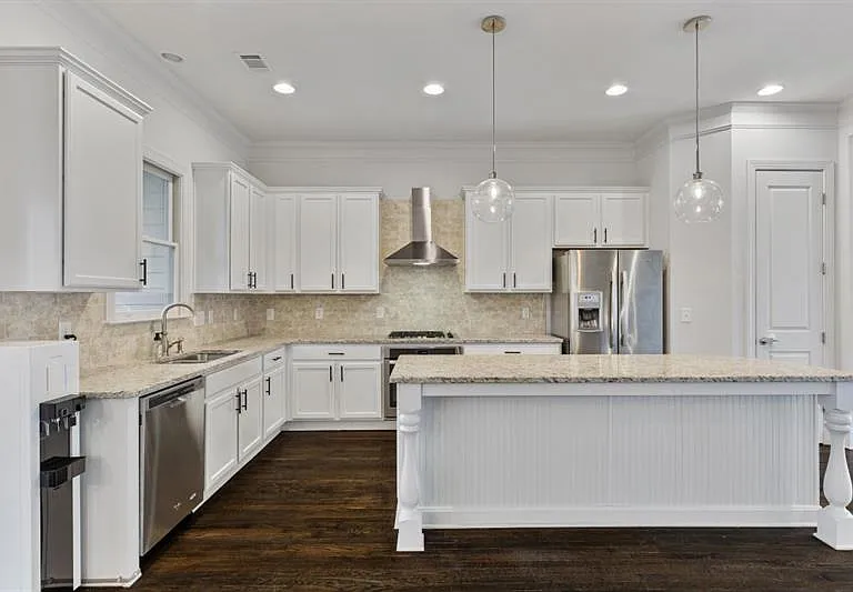 926 Canterbury Ln NE — Photo 10