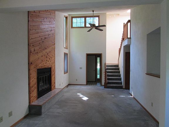 4th image of 402 Country Club Dr