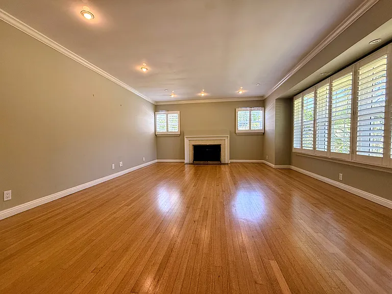1162 Panorama Dr — Photo 2
