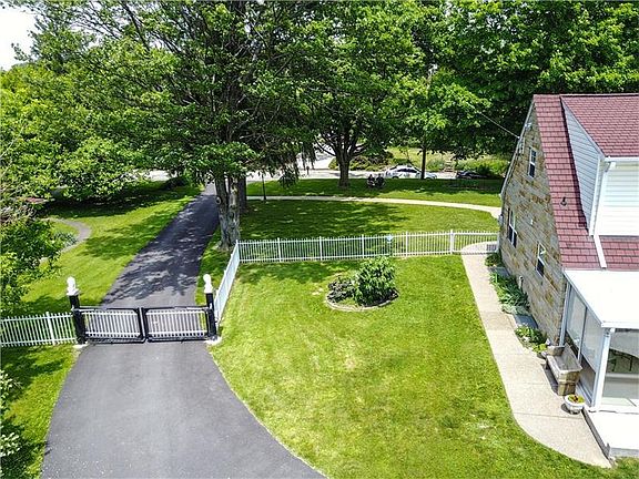 3rd image of 918 Delfield Dr