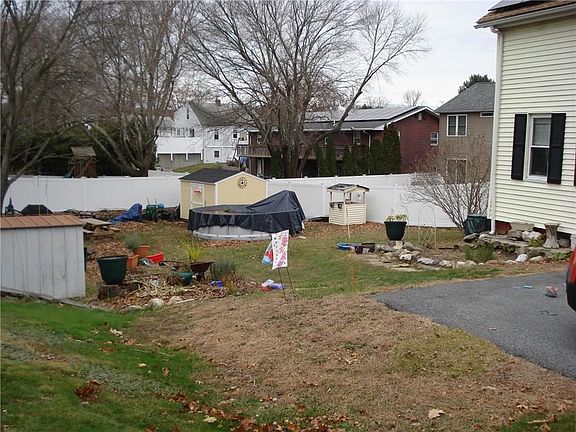 4th image of 52 Warfield Ave
