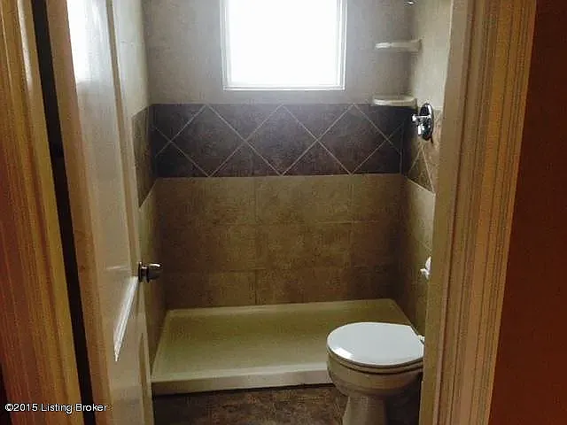 2107 Fort St — Photo 5