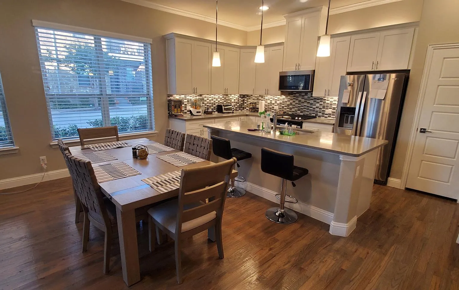 3 bed, 2.5 bath, 2300 sqft, $3,100 — Photo 3