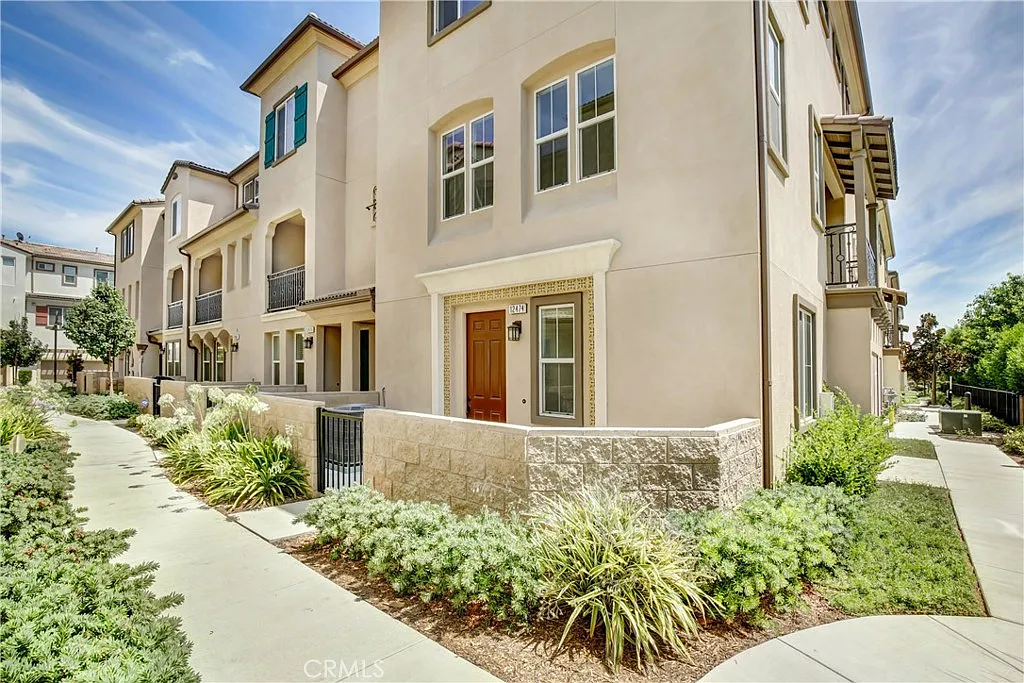 4 bed, 4.0 bath, 1668 sqft, $3,250 — Photo 2