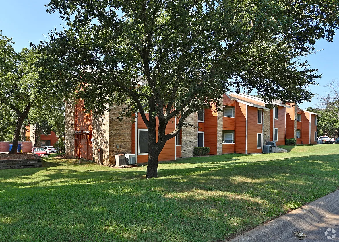 Bedford Oaks — Photo 2