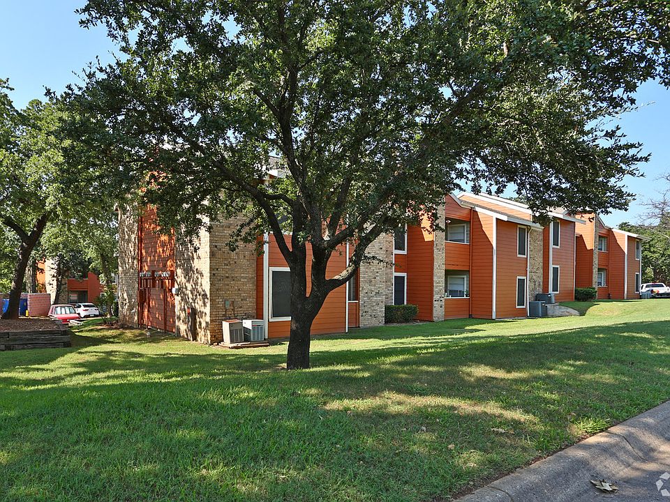 Bedford Oaks Apartments exterior building and yard