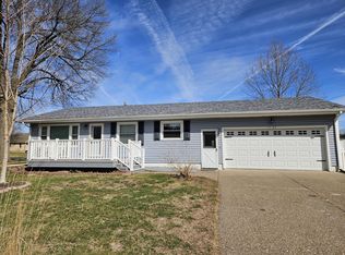 1735 Pearlview Ct, Muscatine, IA 52761