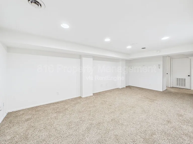 622 Christopher St — Photo 32