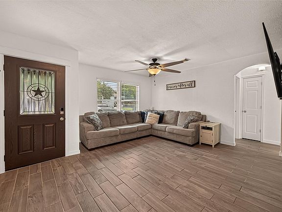 3rd image of 901 Temple Cir