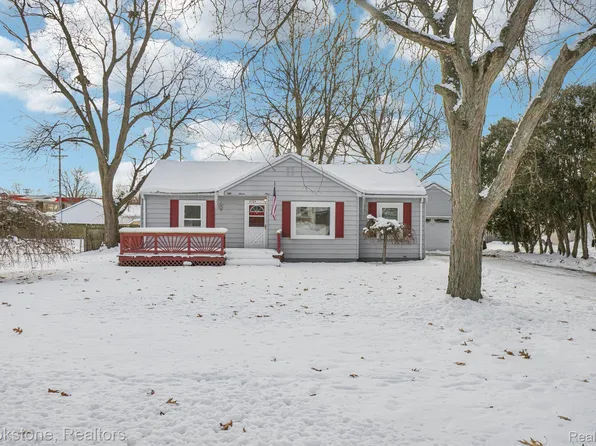 5729 Graves St, Waterford, MI 48327