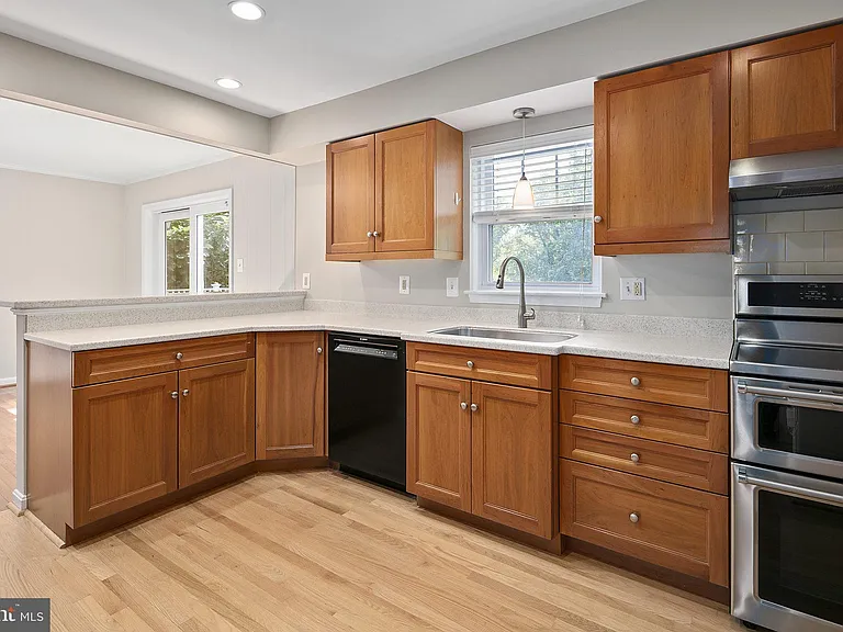 2542 N Wakefield St — Photo 19