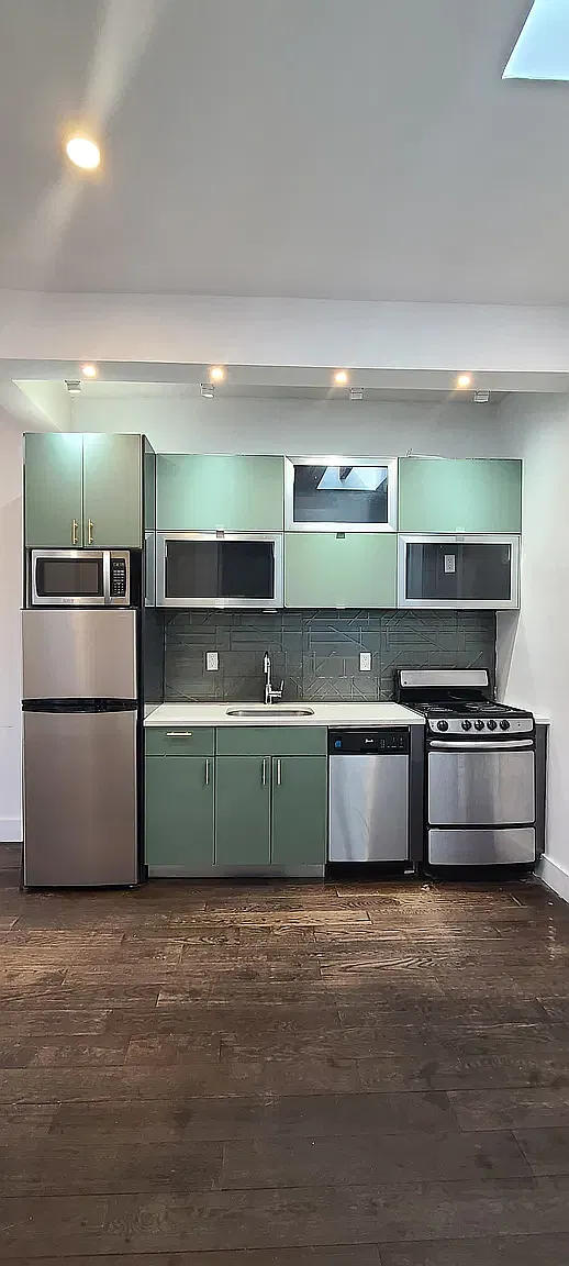 548 Howard Avenue — Photo 4