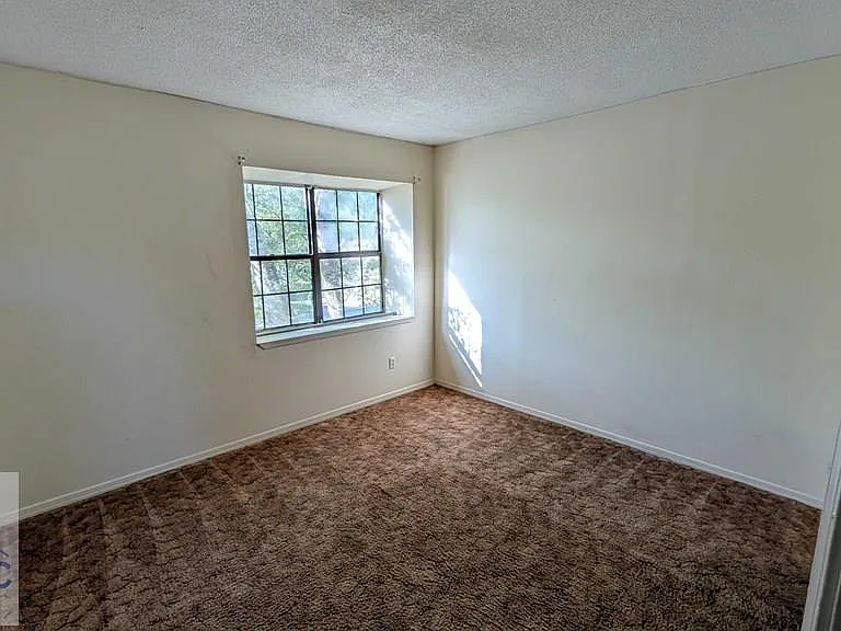 814 Lesa St — Photo 13