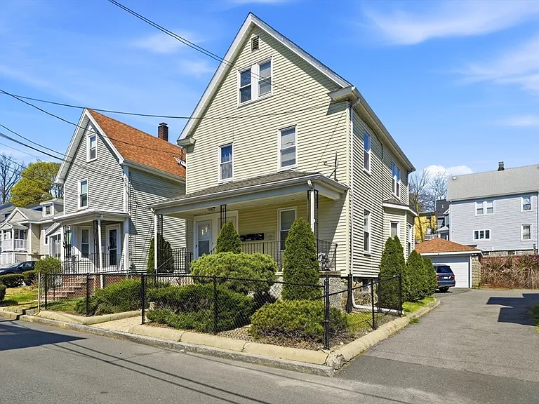 8 Rockwell Ter #3 — Photo 1