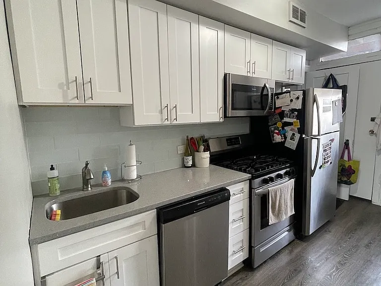 2502 N Rockwell St #G — Photo 6