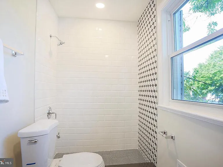 8511 Potomac Ave — Photo 26