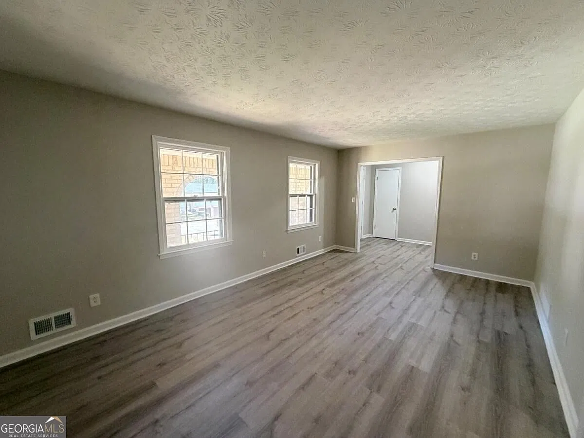 4 bed, 2.5 bath, 2100 sqft, $1,796 — Photo 3