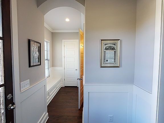 Vestibule w/8-ft Window Seat