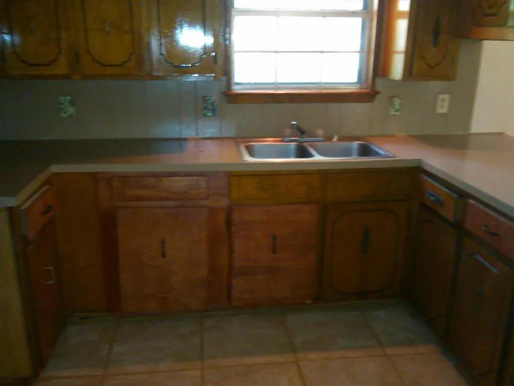 4 bed, 2.5 bath, 2800 sqft, $1,600 — Photo 2