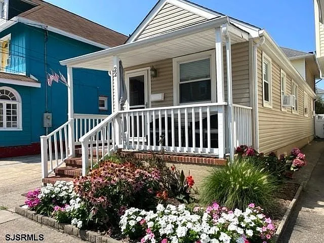 3 bed, 1.0 bath, $1,700 — Photo 1