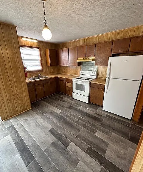 1090 N Guignard Dr — Photo 1