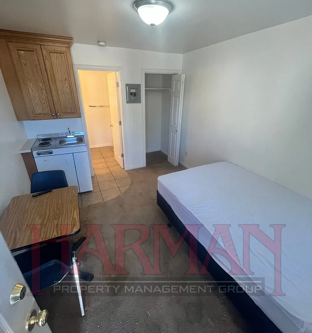 Hillcrest Studios - 105 — Photo 1