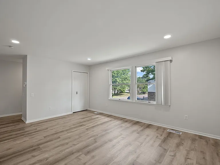 15929 W Eleven Mile Rd — Photo 11