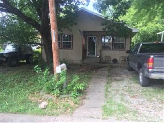 3rd image of 1318 Dakota St