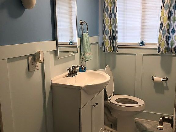 5th image of 122 E Inlet Cir