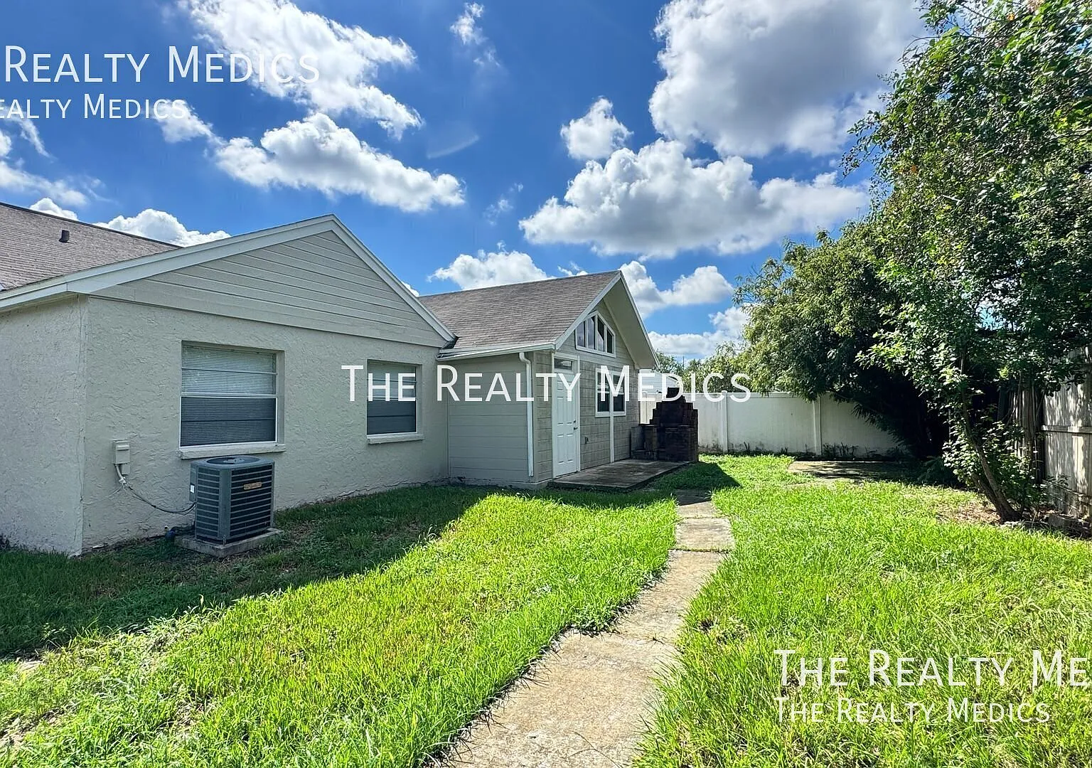 ! Price Drop ! Beautiful 3 Bedroom, 2 Bathroom Easy Commute To Downtown Tampa — Photo 4