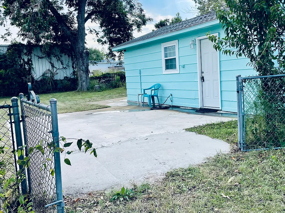105 NE Railroad Ave #2