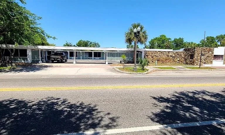 421 E Kennedy Blvd — Photo 2