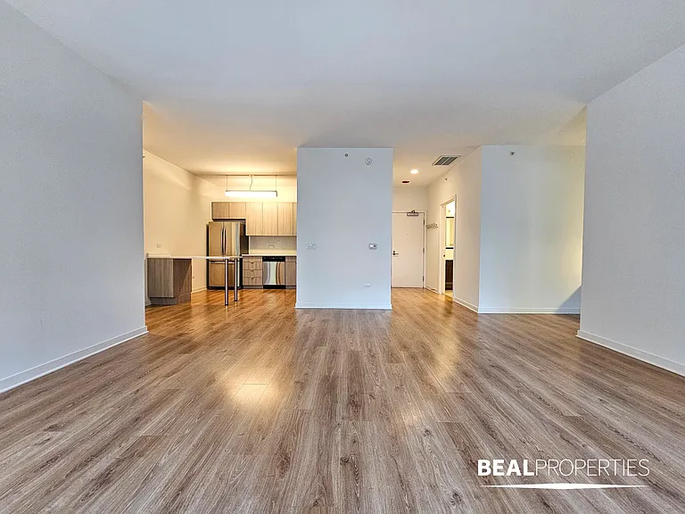 558 W Webster — Photo 31