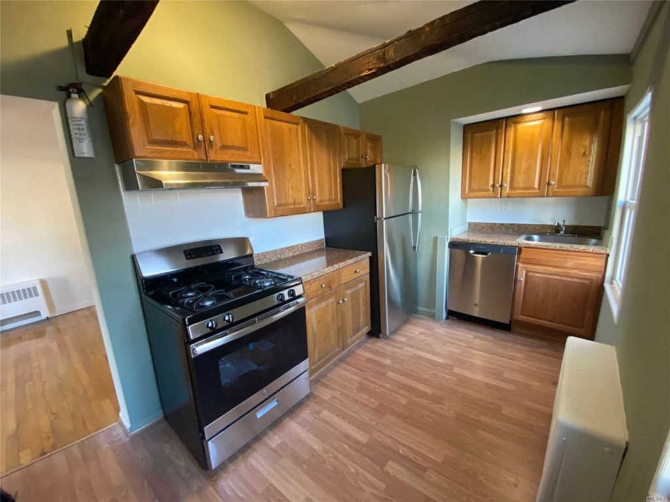 1st image of 624 Main St