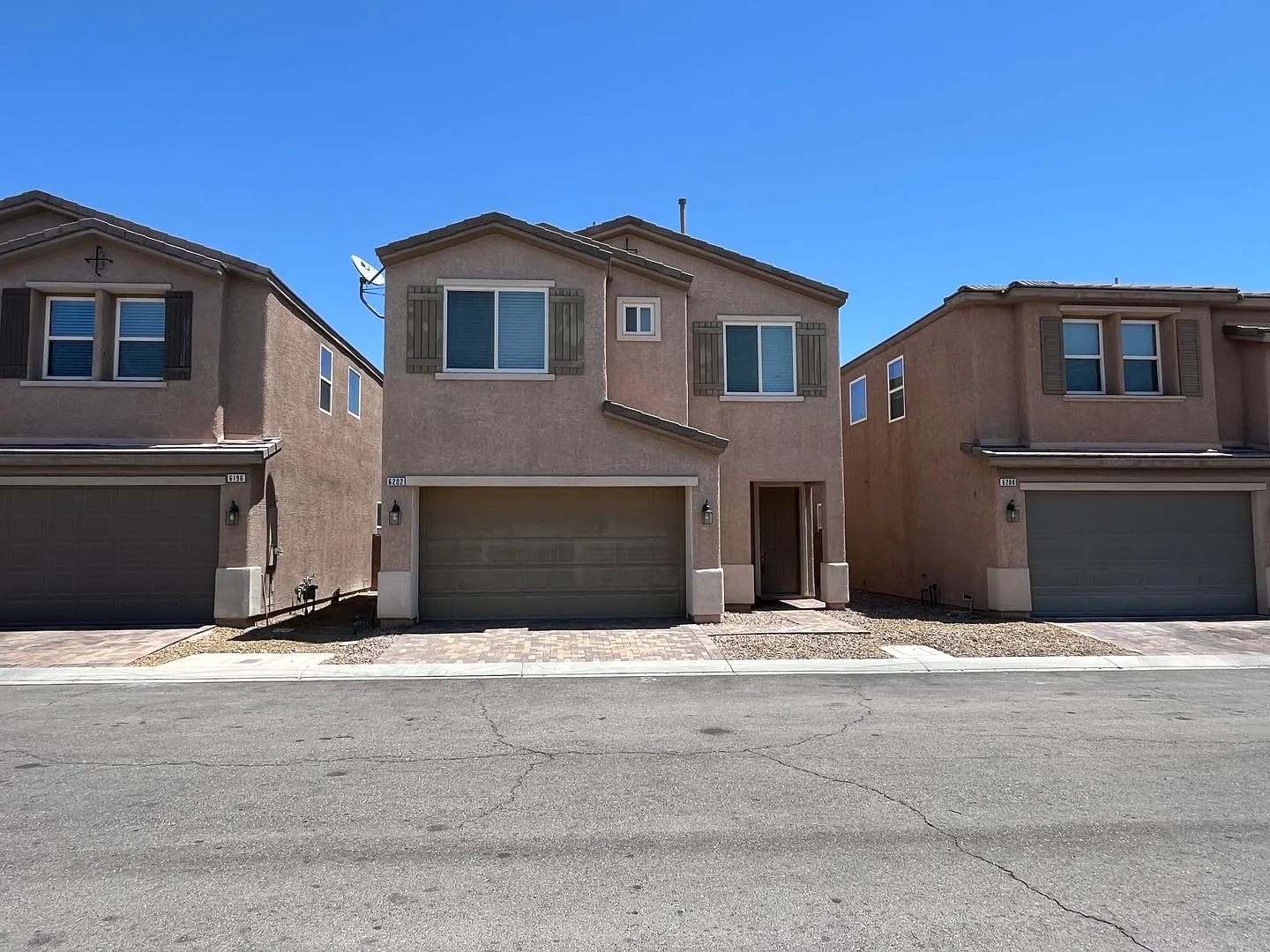 Lovely 2 story home with 3 large bedrooms, 2.5 baths and a 2 car garage. — Photo 1