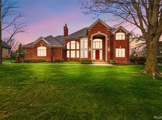 1920 Vinsetta Ct, Rochester, MI 48306